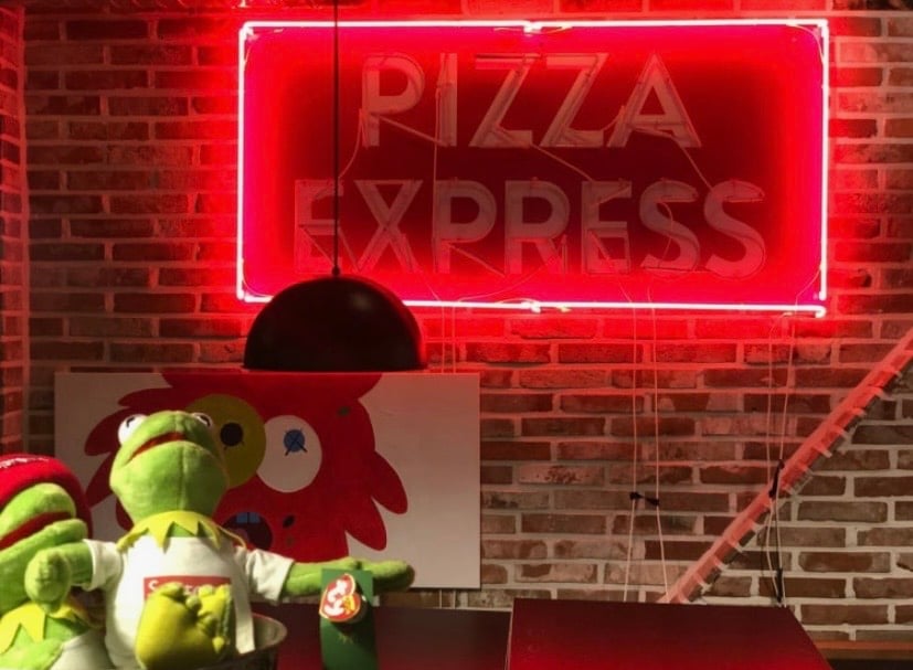 Soobin TXT mirror selfie spot Pizza Express Sinsa Seoul interior