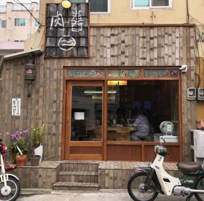 Yuk-jang basement industrial ramen restaurant Mapo Seoul TREASURE Hyunsuk Jihoon yukgaejang