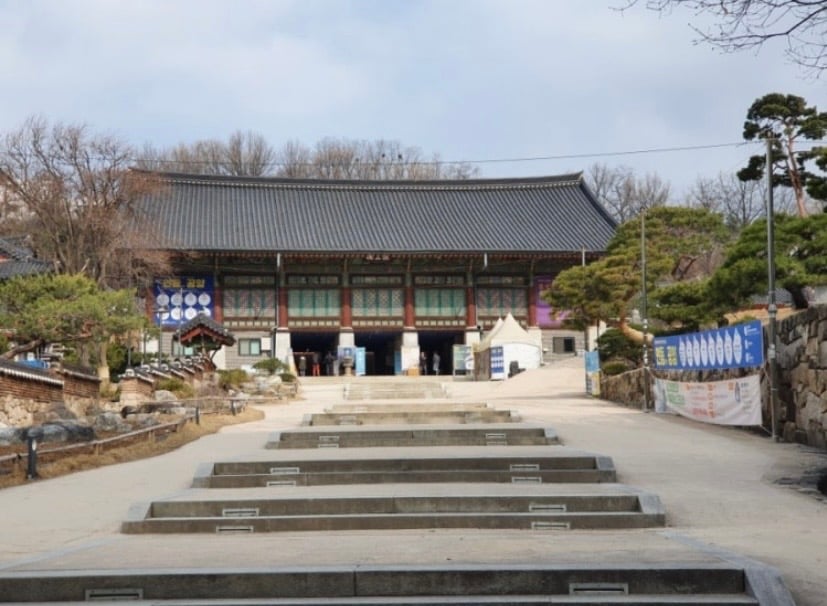 Bongeunsa Temple Gangnam Seoul Buddhist 23-meter giant Buddha statue modern skyscraper skyline peaceful contrast