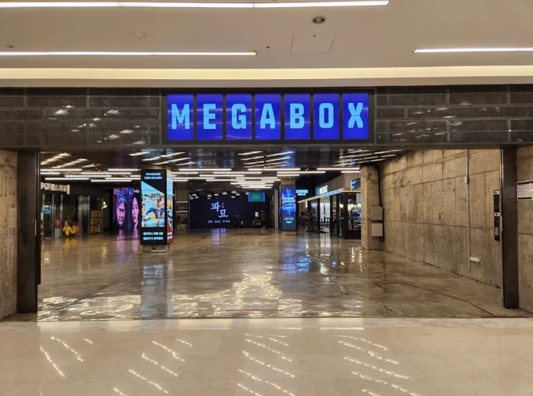Megabox COEX The Boutique Seoul premium cinema Dolby MX4D luxury reclining leather seats hotel lounge in-theater food